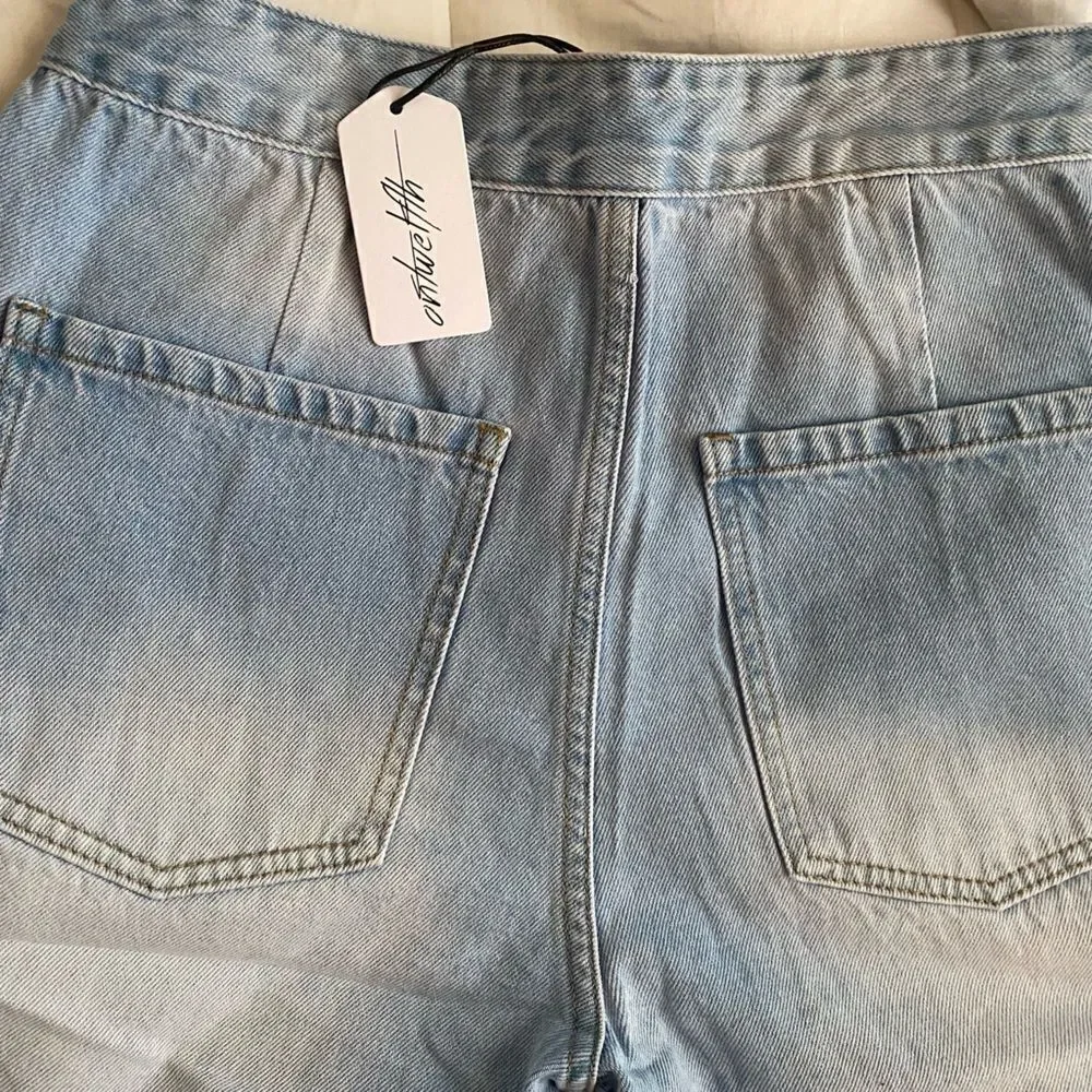 high-waisted straight jean pants.light blue
